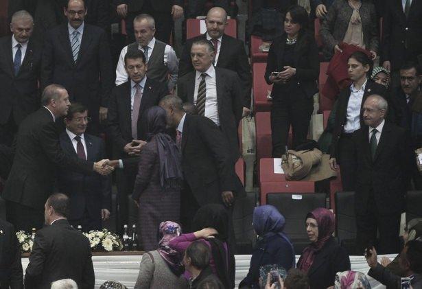 <p>Cumhurbaskanı Recep Tayyip Erdoğan, Başbakan Davutoğlu ve CAD Başbakanı Deubet ile tokalaşarak selamlaştı.</p>
