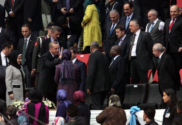 <p>Ancak aralarında mesafe bulunması nedenıyle Erdoğan, elini havaya kaldırarak Kılıçdaroğlu'nu selamladı. </p>
