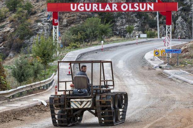 <p>Konya'da bir işçi, tamamı hurda parçalardan oluşan ve görünümüyle tankı anımsatan 10 kişi kapasiteli paletli araç yaptı.</p>