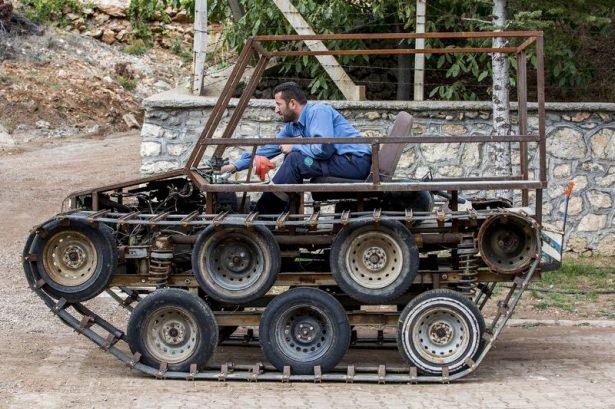 <p>"Motorundan direksiyonuna kadar her türlü aksamı hurda parçalardan oluşuyor. İlk başta tek şanzıman denedik. Çok seri çalıştığı için rampalarda çekmedi. İkinci bir şanzıman ilave edince problemi çözdük. Deneme sürüşü problemsiz gerçekleşti. Bu da bizi son derece mutlu etti. Hazır gelip de monte ettiğimiz hiçbir parça yok. Hepsi çıkma parçalardan oluşuyor. Makara görevi yapan 6 teker, 6 da taşıyıcı teker var. Arkada çark vazifesi gören iki diferansiyel, paletleri hareket ettiriyor. Saatte 50 kilometre hız yapıyor. Aracımızın 5 ileri, 2 geri vitesi var, toplam ağırlığı 1 ton, hem benzin hem de LPG ile çalışıyor."</p>