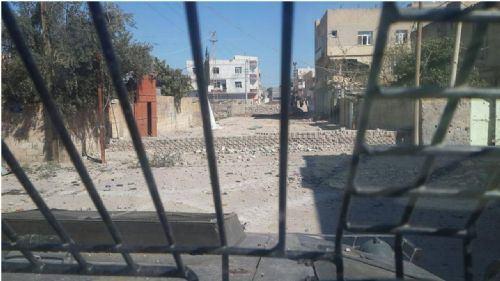 <p>Fotoğraflarda, teröristlerin 'karargah' gibi kullandıkları evlere verdiği zarar ile kaldırım taşları ve gasbettikleri araçlarla kurdukları barikatlar görülüyor. (AA) </p>
<p> </p>