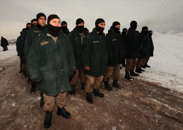 <p>Amasya'daki 49. dönem temel özel harekat kursuna katılan polisler, dağlık arazide komando eğitimini aratmayan 3,5 aylık zorlu süreçten geçiriliyor.</p>