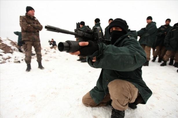 <p>Zorlu eğitimden geçirilen kursiyerlere ilk olarak seviyelerini belirlemek amacıyla tabancayla atış yaptırılıyor. Atış becerilerinin geliştirildiğine kanaat getirildikten sonra özel harekatçı adaylarına uzun namlulu tüfek, keskin nişancı tüfeği, ardından da bomba atar ve diğer silahları kullanmaları ile el bombası atmaları öğretiliyor. Kursiyerlerin birlikte hareket etme kabiliyetlerinin artırılması amacıyla yanaşık düzen eğitiminin verildiği kurs, temel bilgilerin slayt eşliğinde öğretilmesinden sonra arazide sürüyor.</p>