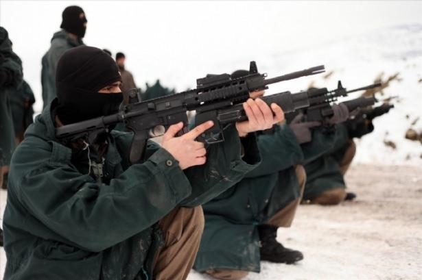 <p>Arazide kalma eğitiminde ise özel harekat polisi adaylarına 3 günlük yiyecek verilerek arazide bir hafta kalmaları isteniyor. Kar yağışlı ve soğuk havada gruplar halinde bir hafta boyunca gece gündüz arazide kalan, hiçbir ısıtıcı alet kullanmayan kursiyerler, en zor şartlara bile dayanmayı, bu koşullarla başa çıkabilmeyi öğreniyor. Kursun önemli bir parçasını da gece eğitimi oluşturuyor.</p>