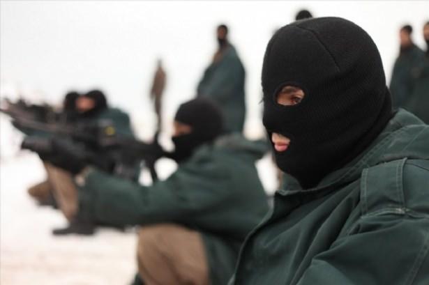 <p>Sızma parkurunda da pusuya düşüldüklerinde ateş altında ilerleme ve teröristlere karşılık vermeleri öğretilen kursiyerler, birbirlerine destek olarak pusudan kurtulmayı öğreniyor. Eğitimlerde her gün 150 civarında mermi kullanan kursiyerler, dağcılık malzemeleriyle kaya ve mağaralara tırmanmayı da öğreniyor.Kursiyerlere zırhlı araçları kullanma, araçlarla konvoy halinde ilerleme, pusuya düşüldüklerinde alandan çıkma ve teröristlere en hızlı şekilde karşılık vermeleri de öğretiliyor. Son dönemde çatışmaların genellikle sokaklarda gerçekleşmesi ve tuzaklamalar nedeniyle eğitimlerde bu konulara yoğunlaşılıyor. Özel harekat polis adaylarına sokaklarda, binaların arasında zayiat vermeden ilerleyebilme, evlerde arama yapma teknikleri öğretiliyor.</p>