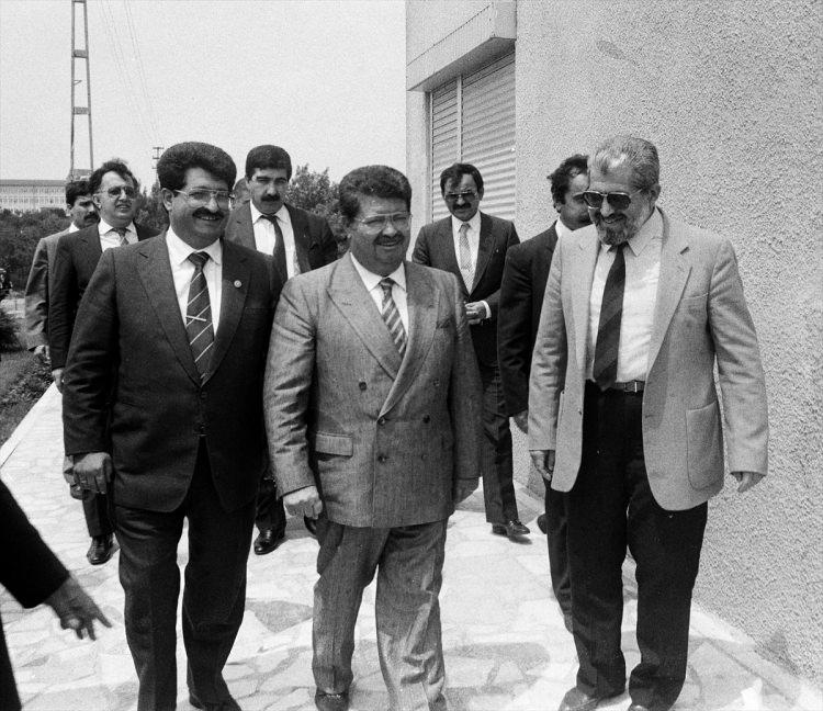 <p>Başbakan Turgut Özal, 17 Haziran 1988'de kardeşi Korkut ve Yusuf Özal'ın evini ziyaret etti. </p>
