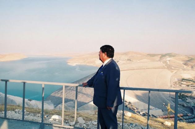 <p class="fotogaleriaciklama">Cumhurbaşkanı &Ouml;zal, GAP b&ouml;lgesinde incelemelerde bulunurken&hellip;(27 Ağustos 1990)</p>