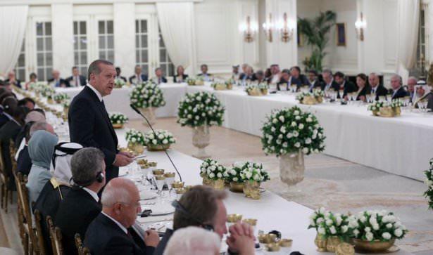 <p>Cumhurbaşkanı Tayyip Erdoğan Çankaya Köşkü'nde yabancı ülke başkanları onuruna bir akşam yemeği verdi.</p>

<p> </p>
