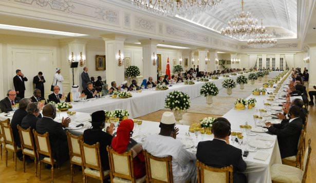 <p> Erdoğan törenlere katılan devlet başkanları ve davetlilerle birlikte hatıra fotoğrafı çektirdi.</p>
