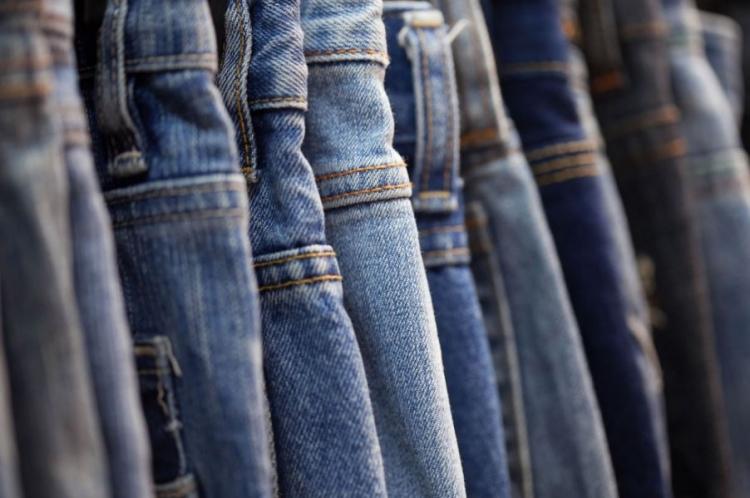 <p>Türkiye'de ve dünyada sokak modasının vazgeçilmez parçası kuşkusuz kot pantolonlar.<br />
<br />
İşte kombinlerinde kot pantolondan vazgeçmeyen ünlü isimler</p>
