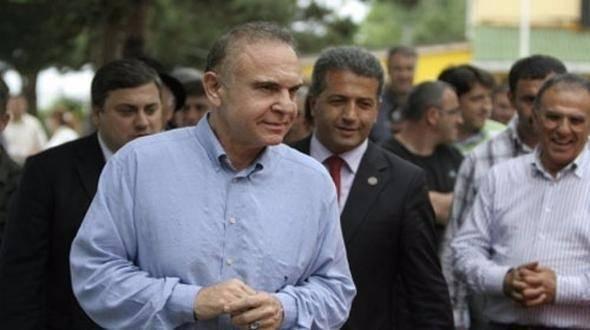 <p>Nihat Özdemir'le 10'ncu sırayı paylaşan Günal, 2003’te sürat motoru ile su kayağı yaparken koltuğunun altından arı sokmuş ve kafa üstü denize düşmüştü.</p>
<p>Baygınlık geçiren Günal, aynı gün kendine gelmiş ancak kazadan üç gün sonra tekrar rahatsızlanmıştı.</p>
