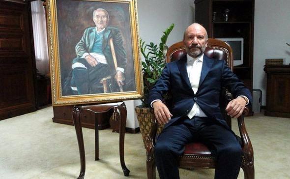 <p>Ormancı bir babanın ve ev hanımı bir annenin oğlu olarak Kıbrıs'ın güney kesiminde doğan Suat Günsel'in 1988'de Lefkoşe'de bir çöplüğe kurduğu Yakın Doğu Üniversitesi, bugün KKTC'nin ilk yerli otomobili "Günsel" üzerinde çalışıyor.</p>