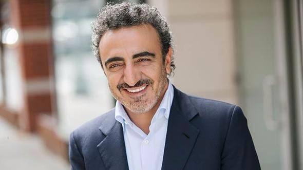 <p>Suat Günsel gibi 1,7 milyar dolarlık servetiyle dokuzuncu sırada yer alan Ulukaya, ABD'de yaşayan Kürt asıllı bir iş adamı.</p>
<p>Fırat Nehri kıyısında koyun ve keçi besiciliğiyle geçinen bir ailenin oğlu Ulukaya Ankara'daki üniversite eğitimi sonrası İngilizce öğrenmek için New York'a gitti.</p>