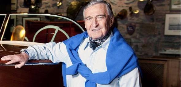 <p>Yemeklerde Bach dinlemeyi seven Koç, parmak arası terlikten hoşlanmıyor ve en büyük hayali skydiving yapmak.</p>