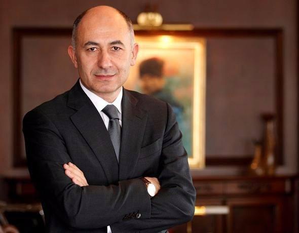 <p>1992'de Rusya'ya Enka İnşaat'ın genç bir mühendisi olarak giden Ilıcak, iki yıl sonra beş kişiyle kurduğu ve boya-tadilat işleriyle başladığı Rönesans'ı Rusya'nın en büyük ikinci yabancı müteahhitlik şirketi yaptı.</p>
<p>2,3 milyar dolarlık servete sahip Ilıcak'ın en büyük lüksü arabasını kendisi kullanırken müzik dinlemek ve arkadaşlarıyla basketbol oynamak.</p>