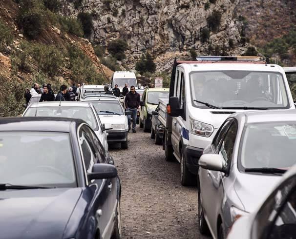 <p>Adana'dan Köprücük'e 6, Kışlak'a 3, Karahan'a 1 öğrencinin cenazesi gönderildi.</p>