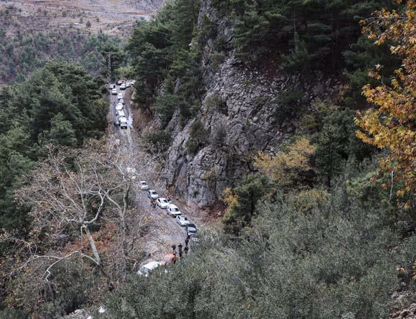 <p>Bu arada, her iki cenaze aracı da yolun bir bölümünün dik ve çamurlu  olması nedeniyle ilerleyemedi. </p>
