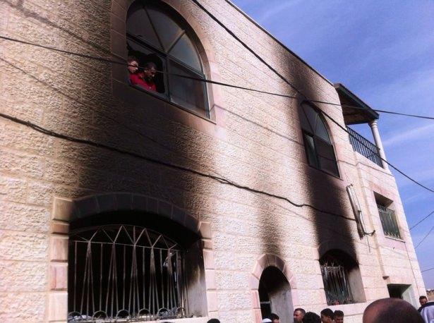 <p>G&ouml;rg&uuml; tanıkları, &Ccedil;arşamba g&uuml;n&uuml; sabah saatlerinde camiye giden k&ouml;y halkının giriş katının bazı b&ouml;l&uuml;mlerini yanmış olarak bulduğunu s&ouml;yledi.</p>
