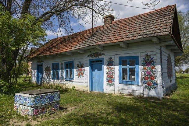 <p>Polonya'nın dekoratif çiçek desenli evler görenlerin dikkatini çekiyor. </p>

