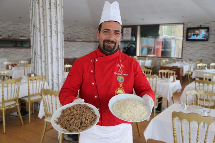 <p>Edirne'de yetişen pirincin tadının damaklara layık olduğunu dile getiren Kuran, özellikle pirinç pilavının ana yemeğin yanında ikinci ana yemek gibi sunulduğunu kaydetti.</p>
