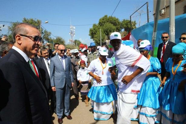 <p>Erdoğan bir süre yerel halk oyunu gösterisi yapan çocukları izledi.</p>
