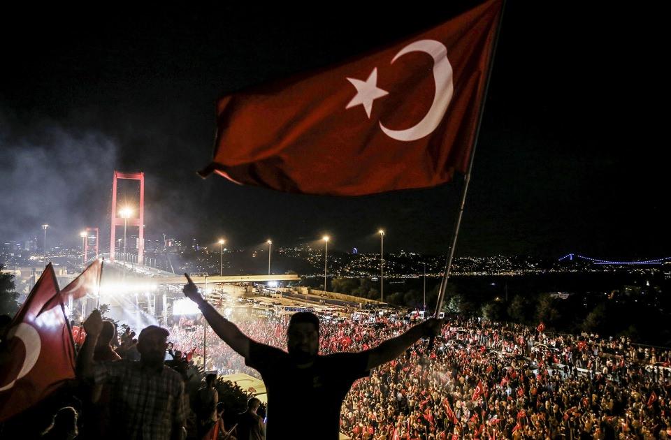 <p><strong>Türkiye darbe girişimine karşı tek yürek</strong><br />
<br />
Fetullahçı Terör Örgütü'nün (FETÖ) darbe girişimine karşı Kısıklı'daki Millet Parkı'nda toplanan vatandaşlar ve STK'lar, ellerindeki meşalelerle 15 Temmuz Şehitler Köprüsü'ne geldi.<br />
<br />
<strong>Elif Öztürk</strong></p>
<p> </p>