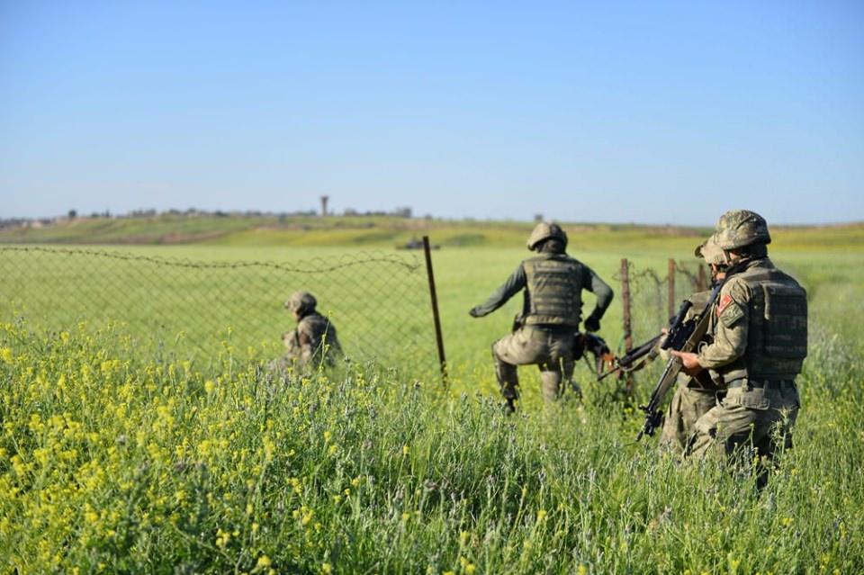 <p>Terör örgütü elebaşılarından Cemil Bayık'ın, daha önce terör örgütü mensuplarına telsizden, "arkanızda yaralı bırakmayın, her şeyi dökülüyorlar, susturun", "yakın, patlatın ve binalardan öyle çıkın", "kazdığınız tüneller dahil, her şeyi tuzaklayın", "ihanet eden halkla ilişki kurmayın", "yakaladıklarınızı cezalandırarak bölgeyi terk edin" yönünde talimatlar verdiği tespit edilmişti.</p>
<p> </p>