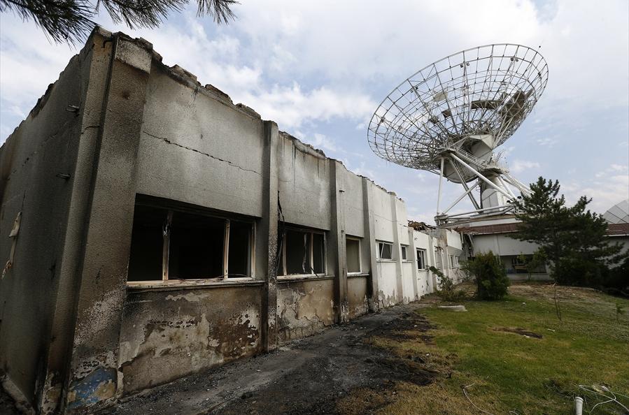 <p> Darbeciler, vatandaşlara bilgi erişimini engellemek için TÜRKSAT'ın Gölbaşı yerleşkesini savaş uçakları ile bombaladı. Saldırıda zarar gören TÜRKSAT'ın binasının bir kısmı yıkılırken diğer kısmı da darbe girişiminin unutulmaması için müze haline getirildi.</p>
