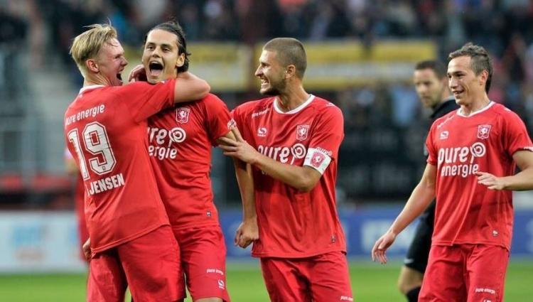 <p>"Bu, futbolun bir parçası. Hakemler de bizler de hata yapıyoruz. Bunu kabul edip önümüze bakmalıyız" diyerek olaya sağduyulu bir şekilde yaklaştı.</p>
