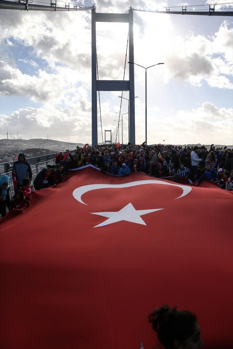 <p><strong>Toplam 887 bin dolar dolar ödül dağıtılacak</strong><br />
<br />
Organizasyon kapsamında dereceye giren sporculara toplam 887 bin dolar ödül dağıtılacak. Maraton genel klasmanında toplam 216 bin dolar ödül konulurken, kadınlar ve erkeklerde ilk 5 sırayı alan sporcular, sırasıyla 50 bin, 25 bin, 15 bin, 10 bin ve 8 bin dolar kazanacak. Maraton zaman bonusu olarak ise toplam 550 bin dolar ödül verileceği aktarıldı.</p>