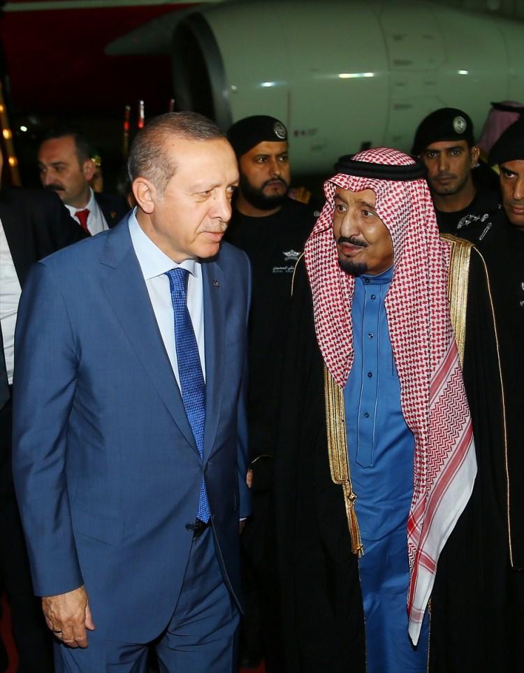 <p>Cumhurbaşkanı Erdoğan, Suudi Arabistan'ın başkenti Riyad'da Kral Selman tarafından samimi bir şekilde karşılandı. Erdoğan ile Kral Selman'ın görüşmesine ilişkin detaylar, Suudi Arabistan gazetelerinde geniş yer buldu.</p>

<p> </p>
