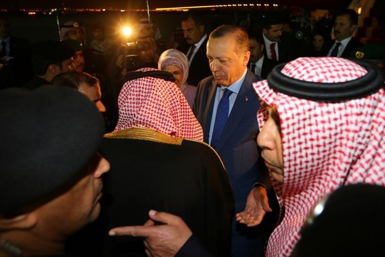 <p><strong>"ERDOĞAN'I KRAL KARŞILADI"</strong></p>

<p>Suudi Okaz gazetesi, Cumhurbaşkanı Erdoğan'ın ziyaretini şu ifadelerle duyurdu:</p>
