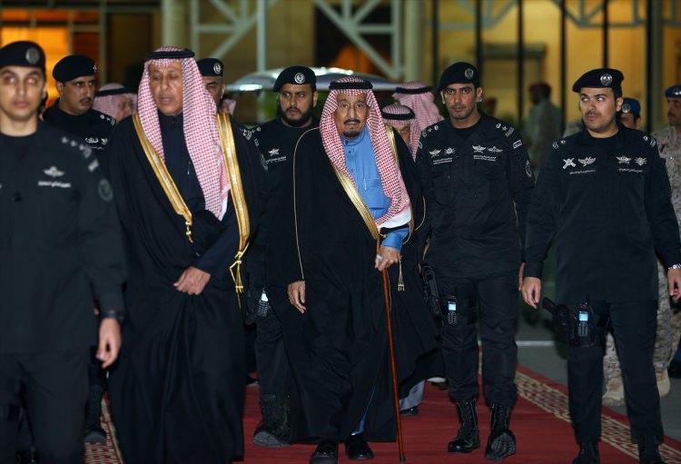 <p>Suudi Arabistan'da yayın yapan Al-Jazirah gazetesinde yer alan haberde, "Kral Selman bin Abdülaziz, Cumhurbaşkanı Recep Tayyip Erdoğan'ı bizzat karşıladı" ifadeleri yer aldı.</p>