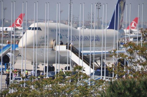 <p>Suudi Arabistan Kralı Selman bin Abdülaziz Al Suud, Ankara'daki temaslarını tamamlamasının ardından İslam İşbirliği Teşkilatı (İİT) toplantısına katılmak için İstanbul'a geçti.</p>
