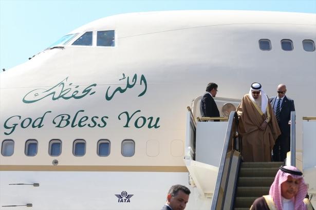 <p>Cumhurbaşkanı Recep Tayyip Erdoğan ile Suudi Arabistan Kralı Selman bin Abdülaziz Al Suud'un görüşmesinde, ikili ilişkilerin yanı sıra, başta Suriye meselesi olmak üzere bölgedeki son gelişmelerin ele alındığı öğrenildi.<br />
Cumhurbaşkanlığı kaynaklarından edinilen bilgiye göre, Selman'ın Türkiye'ye yaptığı resmi ziyaret vesilesiyle Cumhurbaşkanlığı Külliyesi'nde gerçekleşen görüşmede, bölgesel gelişmelerle ilgili mevcut istişare ve işbirliğini güçlendirerek sürdürme hususunda mutabık kalındı.</p>
<p> </p>