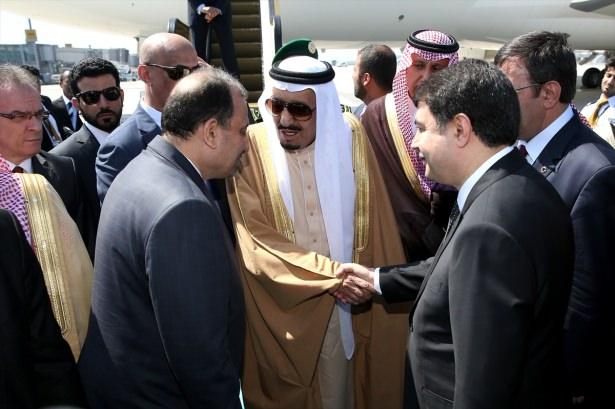 <p>Cumhurbaşkanı Erdoğan, Kral Selman'ı külliyenin ana giriş kapısında karşıladı. Erdoğan ve Kral Selman'ın tören alanındaki yerlerini almasının ardından, 21 pare top atışı eşliğinde iki ülkenin milli marşları çalındı.<br />
Cumhurbaşkanlığı Külliyesi'nde Suudi Arabistan Kralı Selman'a "Devlet Nişanı Tevcih Töreni" düzenlendi. Devlet Nişanı Tevcih Töreninde konuşmasına besmele çekerek başlayan Cumhurbaşkanı Erdoğan, Devlet Nişanı'nın yabancı devlet başkanlarına verilen Türkiye'nin en yüksek nişanı olduğunu belirterek, bu nişanın iki ülke ilişkilerinin ve dostluk bağlarının güçlenmesine yönelik gösterilen çabaların en üst düzeyde taktir edilmesinin bir sembolü olduğunu söyledi.<br />
Erdoğan'ın Devlet Nişanı'nı takmasından sonra Kral Selman, teşekkür ettikten sonra kısa bir selamlama konuşması yaptı. Kral Selman, Türk hükümeti ve halkı ile olan ilişkilerinin taktire şayan olduğunu kaydetti.</p>
<p> </p>