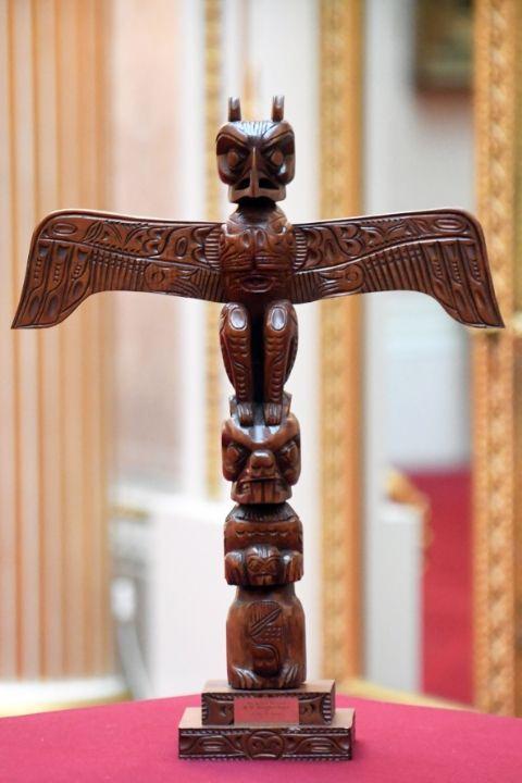<p>Kanada'nın Kwakiutl halkı tarafından oyulmuş bu totem direği 1971'de yapılan ziyarette Kraliçe'ye sunuldu.</p>
