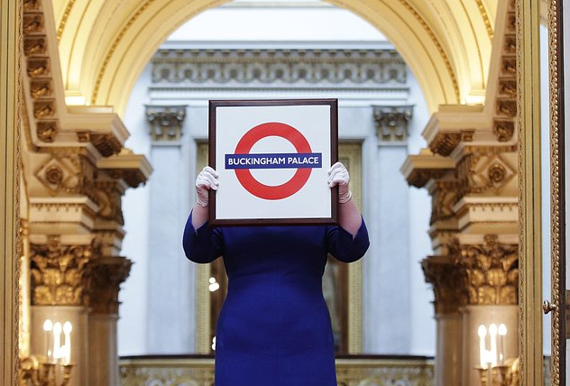 <p><strong>LONDRA METRO LEVHASI</strong></p>

<p>Londra metro levhasının Buckingham Sarayı'nın versiyonu.</p>
