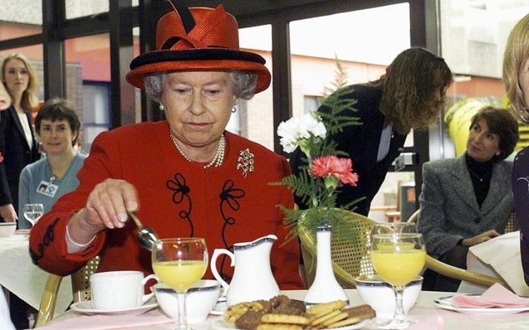 <p>Kraliçe'nin genelde İngiliz gevreği olan (scone) sipariş ettiği bilinir.</p>