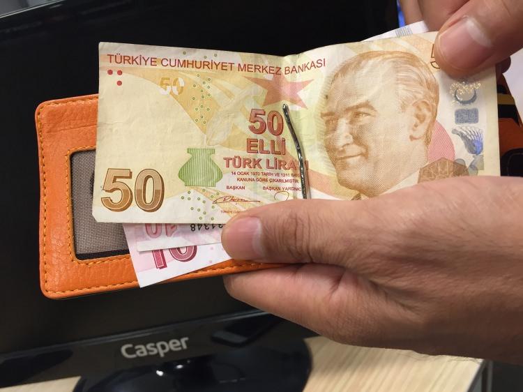 <p>Kredi kartından nakit çekmek çok tehlikeli. Nakit çekimlerde hem faizler yüksek hem de günlük olarak işletiliyor. </p>
