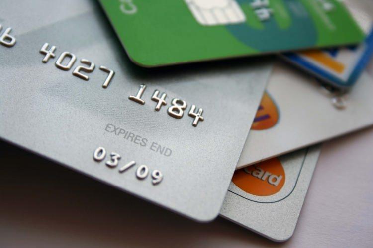 <p>Özellikle puan kazandıran kampanyalar sizi ihtiyaç fazlası alışverişe sürüklemesin. Yine bankadan gelen taksit tekliflerine dikkat edin. Hem faiz hem de taksitlendirme ücreti ödeyeceksiniz.</p>
