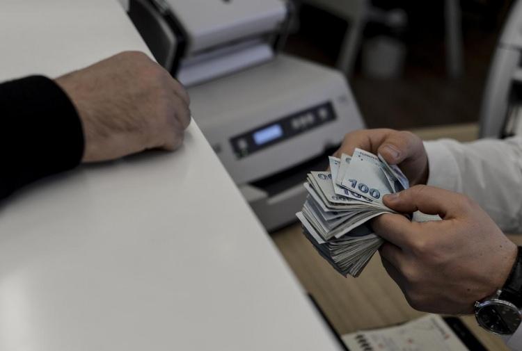 <p>Tüketici kredisini aynı bankadan alacağınız gibi farklı bir bankadan da çekebilirsiniz. Krediyi alıp, tüm kart borcunu kapattıktan sonra sadece kredi borcunu ödersiniz. Böylece kart limitiniz de serbest kalır.</p>