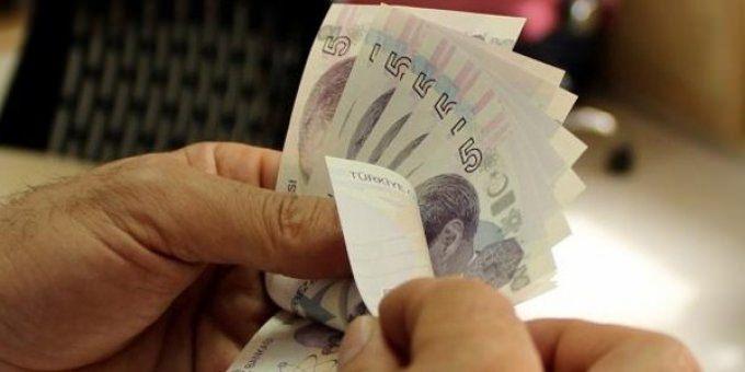 <p>Halihazırda ödeyebildiğiniz bir krediyi ‘72 ay vade var’ deyip, yapılandırmak kârlı değil. Örneğin; 1000 lira taksit ödüyorsanız, 12 ay taksidiniz kalmış ve bu sizi zorluyorsa bunu 72 aya uzatmaya gerek yok. 36 aya uzatıp 450 lira ödeyin ama 72 ayın faiz yüküne katlanmayın.</p>
