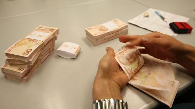 <p> Konut kredi faizleri yüzde 0.90’a kadar indi. Yüzde 1.10 ve üzeri faizle kredi alanlar varsa önce kendi bankasına, olmazsa diğer bankalara veya mortgage şirketlerine başvurup daha az taksit ödeyebilir.</p>
