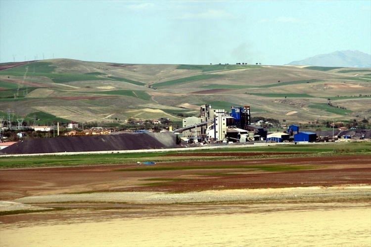 <p>Türkiye'nin en büyük krom cevheri ve tek ferrokrom üreticisi ve ihracatçısı Eti Krom AŞ, Elazığ'ın Alacakaya ilçesindeki yataklarından çıkardığı madenle, Kazakistan'dan sonra dünyanın en büyük yüksek tenörlü sert parça krom cevherini üretiyor.</p>
