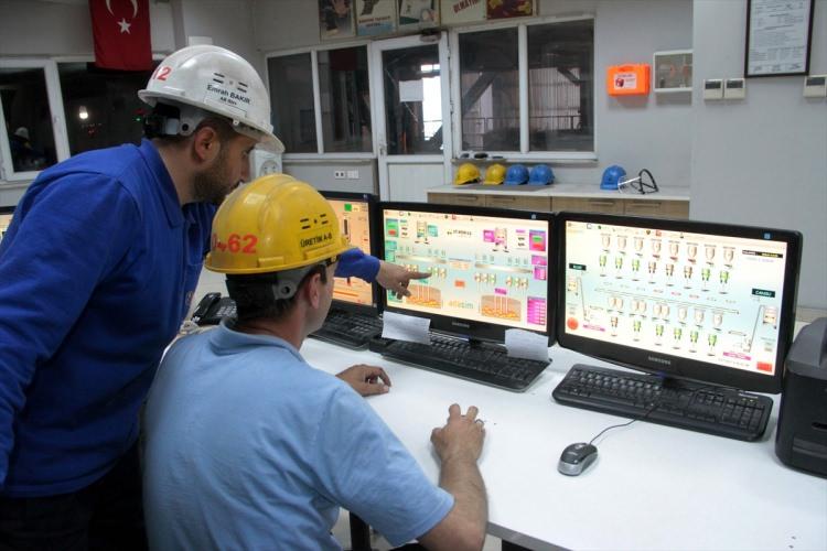<p><strong>Türkiye'nin tek ferrokrom üretim merkezi Elazığ</strong></p>
<p>Eti Krom AŞ Genel Müdürü Mustafa Eyyüpoğlu, AA muhabirine yaptığı açıklamada, krom cevherinin en önemli kullanım alanının paslanmaz ve ısıya dayanıklı çelik yapımında faydalanılan ferrokrom metali üretimi olduğunu söyledi.</p>