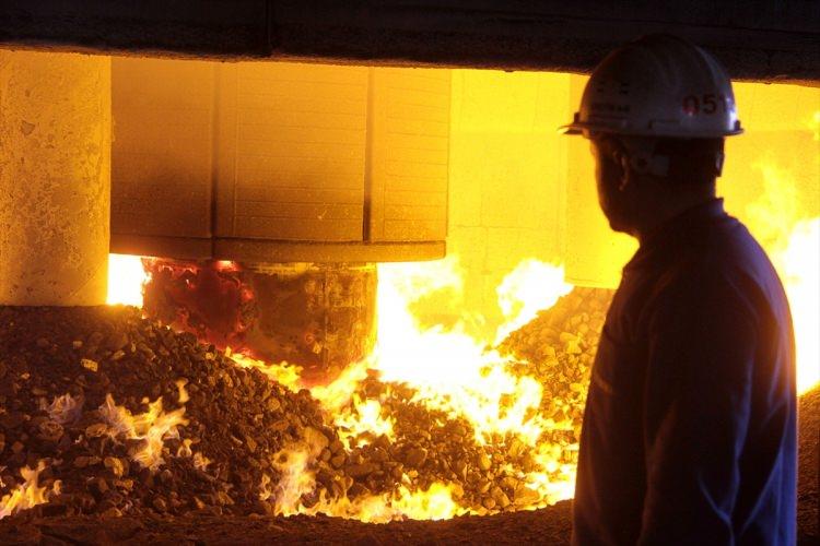 <p>Başta otomotiv, gemi, denizaltı, uçak ve silah sanayi gibi sektörlerde ferrokrom alaşımlı çeliklerin yaygın olarak kullanıldığını anımsatan Eyyüpoğlu, bu yönüyle kentin önemli bir zenginliğe sahip olduğunu belirtti.</p>