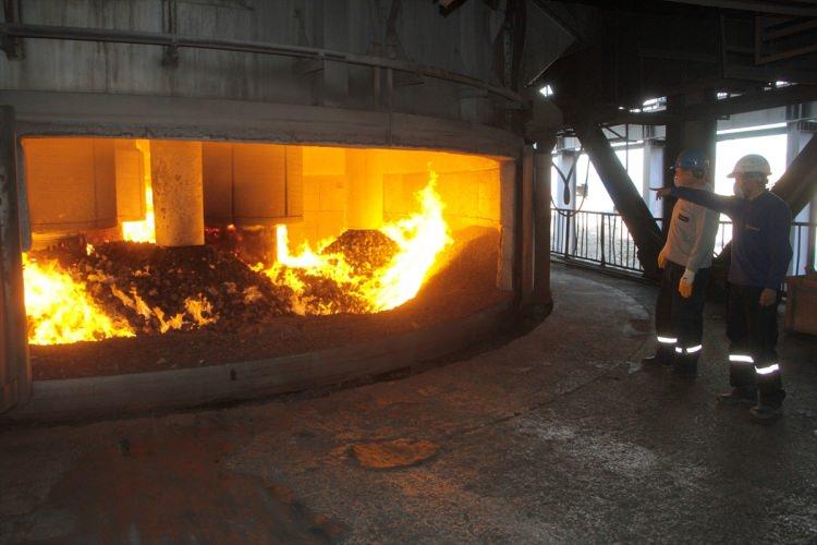 <p>Eyyüpoğlu, ''Elazığ, gerek krom cevheri gerekse ferrokrom üretiminin hem Türkiye'de hem de dünyadaki en önemli merkezlerinden biri. Geçen yıl Türkiye'de üretilen kromun yarısı burada üretildi. Yüksek karbonlu ferrokrom üretiminin ise Türkiye'deki tek üretim merkezi Elazığ'dır.'' dedi.</p>
