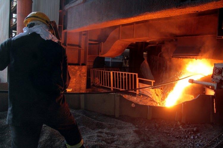 <p>Kaya, konuşmasını şöyle sürdürdü:</p>
<p>''Gönül isterdi ki ürettiğimiz ferrokrom metalinden bir üst versiyon olan paslanmaz çelik üretimi gerçekleştirelim ve daha fazla katma değer sağlayalım ancak Türkiye'de entegre paslanmaz çelik üretimimiz maalesef yok. En azından ferrokrom üretimi ile krom cevherinin bir üst versiyonunu gerçekleştirmiş oluyoruz.</p>