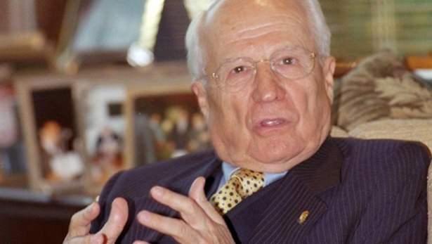 <p>Evren, 7 Kasım 1982 tarihindeki halk oylamasında kabul edilen anayasa ile Türkiye Cumhuriyeti'nin 7. Cumhurbaşkanı oldu.</p>